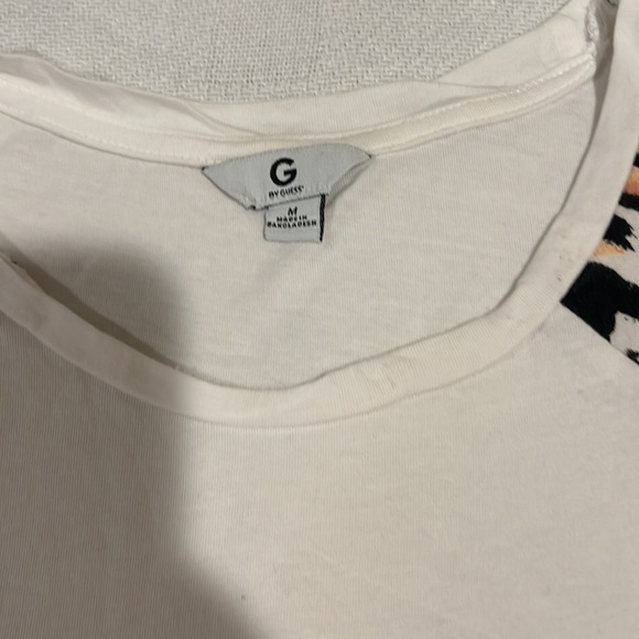 Guess white tshirt w/ leopard print sleeves - Picture 2 of 7